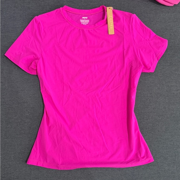 SKIMS Fits Everybody Short Sleeve T-Shirt M Fuchsia - Picture 3 of 4